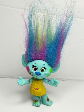 DREAMWORKS TROLLS HARPER COLLECTIBLE FIGURE TOY MINI PAINT SPLATTER RAINBOW HAIR